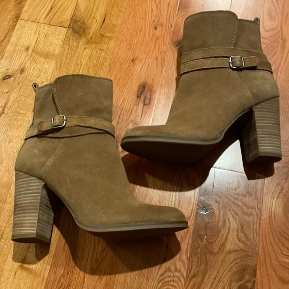 Lucky Brand Heeled Suede Booties Size 8.5 - Picture 1 of 5